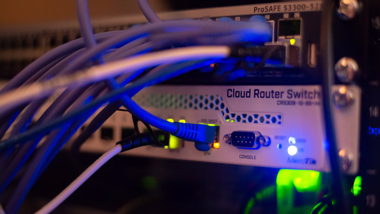 Network connections between cloud regions used by UAE organizations